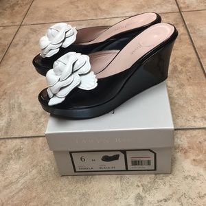 Taryn Rose wedge platform sandals flower, size 6